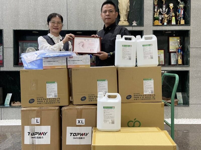 圖文：左園長蔡春足，右萬豐團隊趙晉潁。