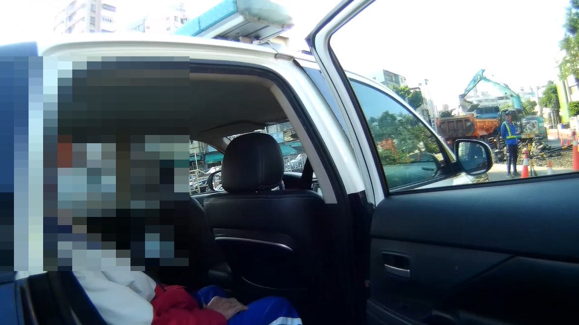 7旬翁繳費後迷路站分隔島 警暖心護送返家 家屬頻道謝