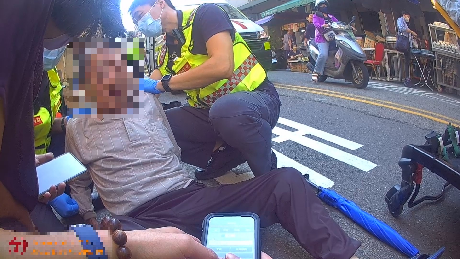 8旬翁跌倒頭部流血仍堅持剪髮　公益警耐心勸說即時送醫