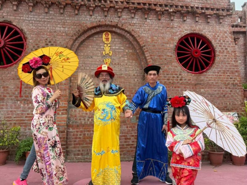 圖文：白河萬里長城推耶誕變裝優惠全套耶誕裝免費入園、配戴耶誕帽199元。 