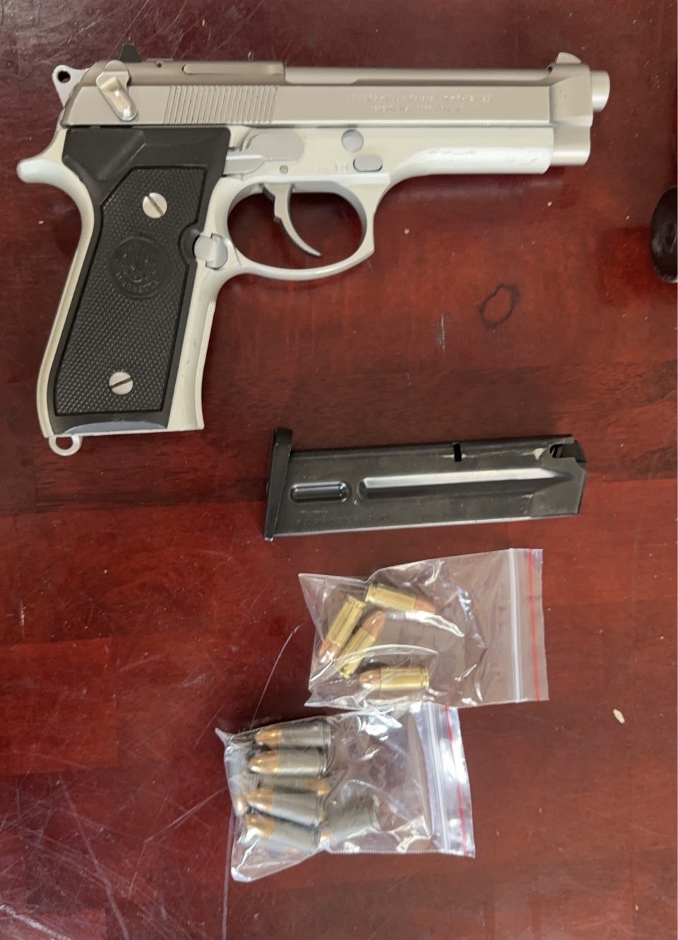 圖文：中警三合一掃蕩詐黑槍 逮7百人扣2億防詐團脫產 扣5千萬豪宅加4筆土地獲准 。