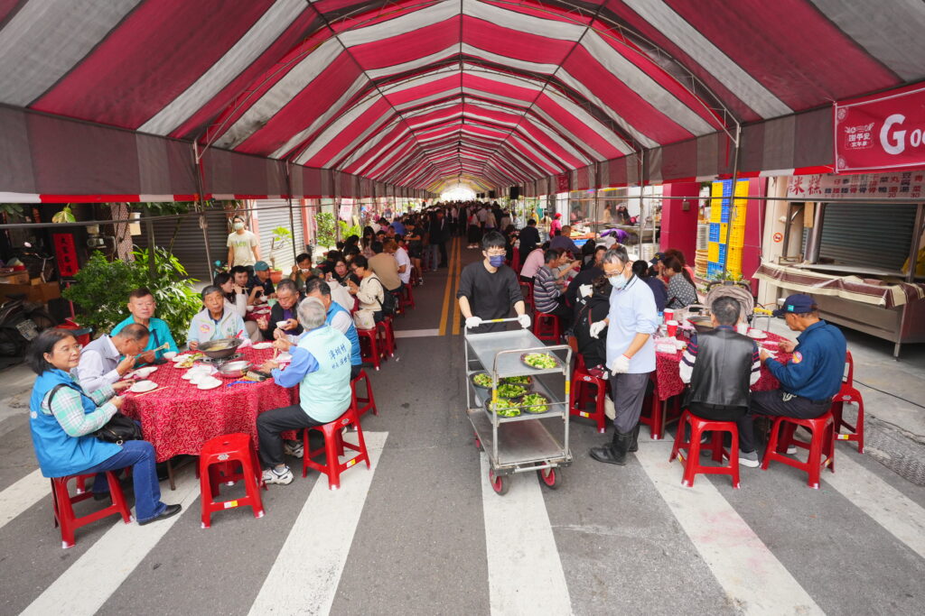 今年的「梅花平安宴」更是盛況空前，席開338桌，創下歷年新高（頂新和德文教基金會提供）