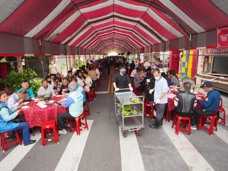 今年的「梅花平安宴」更是盛況空前，席開338桌，創下歷年新高（頂新和德文教基金會提供）