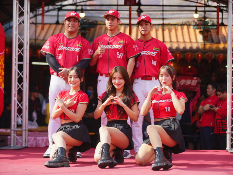 味全龍啦啦隊小龍女李多慧、口水、張晴現身「永靖謝平安家年華」（頂新和德文教基金會提供）（頂新和德文教基金會提供）