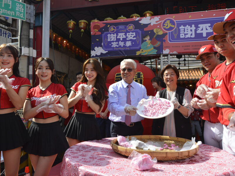 彰化縣縣長王惠美（中）與成美文化園董事長魏應交、味全龍球員及小龍女一同體驗搓湯圓，將祝福揉進湯圓中，象徵團圓與平安共享。（頂新和德文教基金會提供）