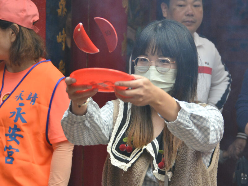 民眾於永安宮參與「擲筊挑戰賽」，親手擲筊向神明祈福，感受永靖歲末謝平安的傳統信仰儀式，現場氣氛熱絡。（頂新和德文教基金會提供）