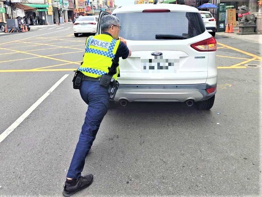 車輛半路拋錨　南門警徒手助推車