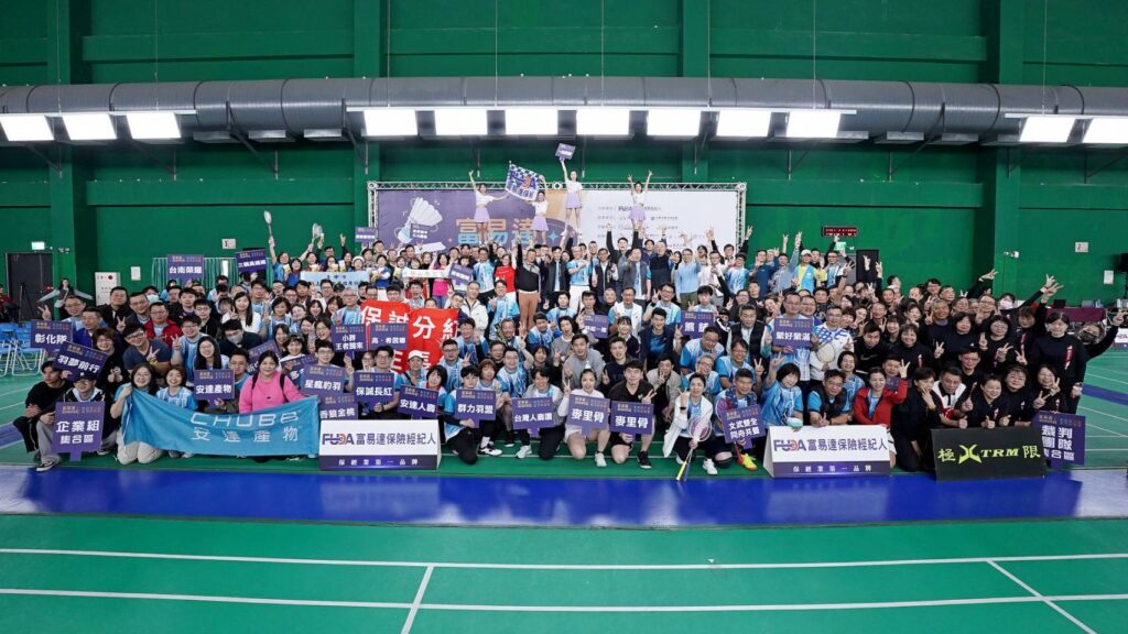 圖文：富易達第四屆公益盃羽球賽登場　65隊好手齊聚揮拍做公益。