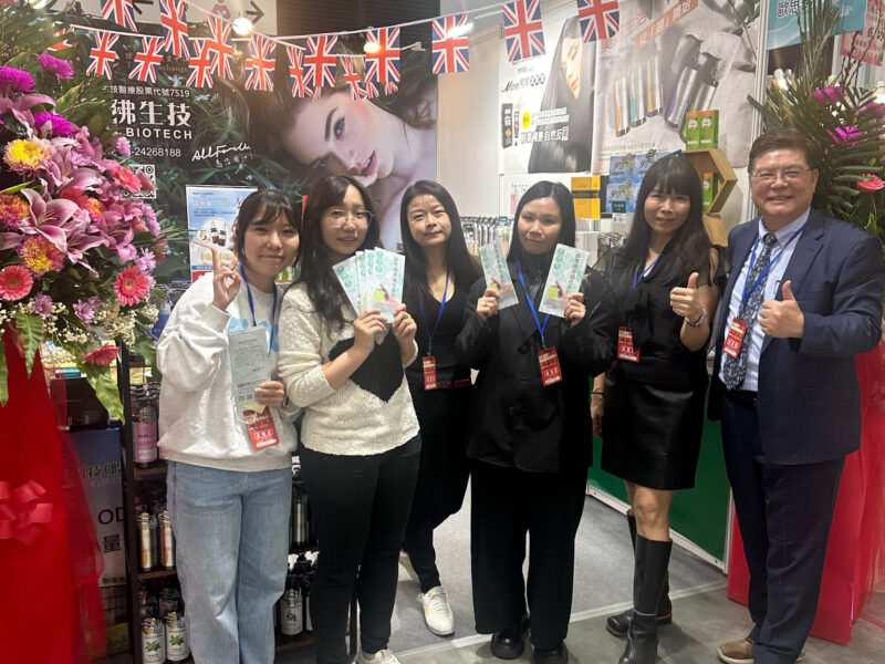 圖文：歐思佛生技創辦人陳耀寬教授(右1)、董事長邱惠敏（右2）、實驗室曾毓瑄（右3）、實驗室張恩馨（左1）、實驗室余奕萱（左2）、設計部陳秀娟（左3）。