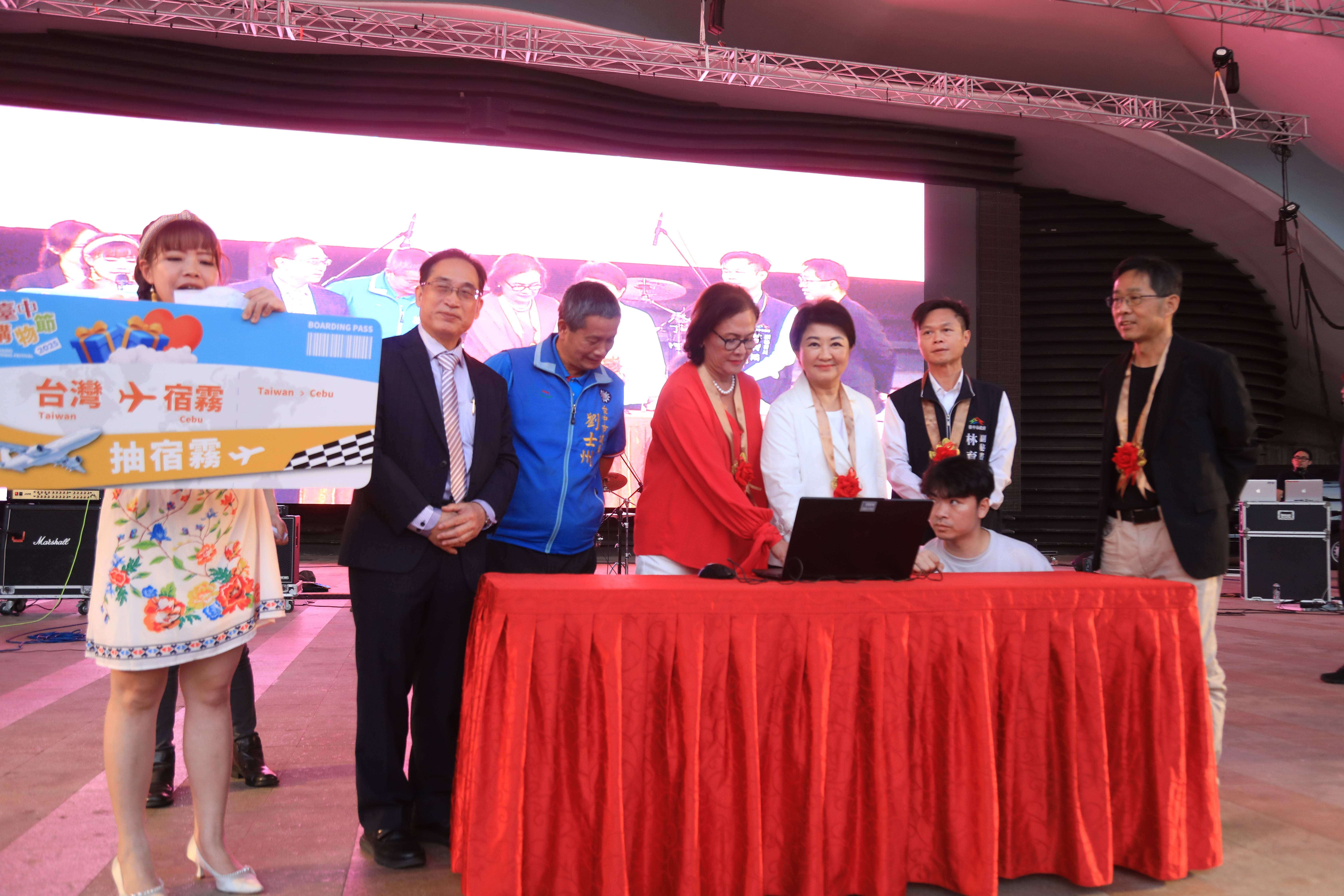 圖 盧秀燕市長與馬尼拉經濟文化辦事處彭科蓉代表-抽臺中購物節宿霧來回機票 記者王偉翻攝