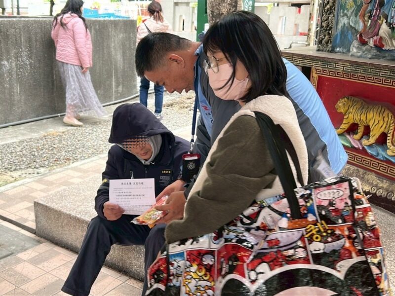 圖 社工關懷街友發放禦寒物資 記者王偉翻攝