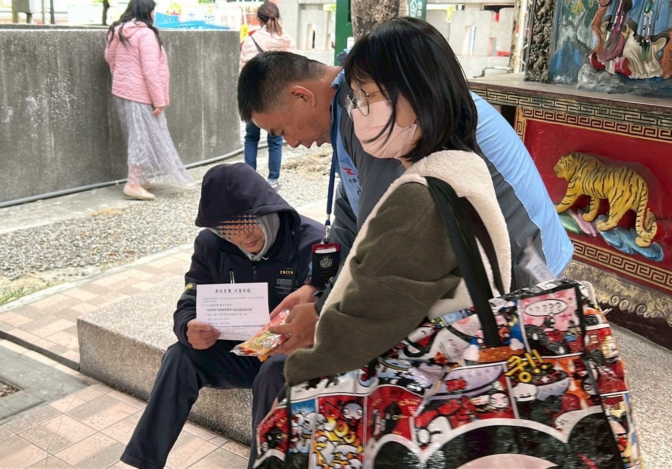圖 社工關懷街友發放禦寒物資 記者王偉翻攝