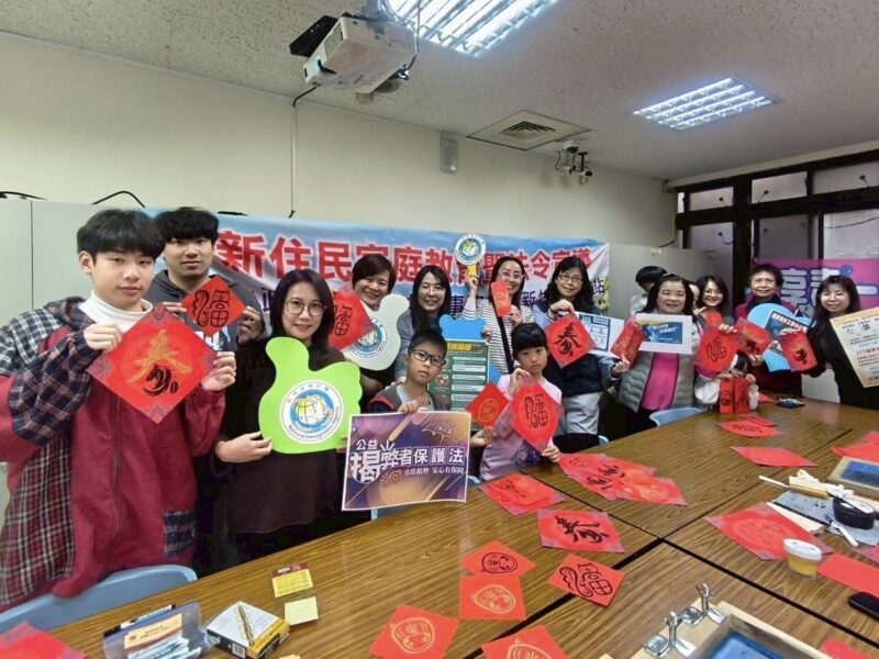 竹縣新住民手作迎馬年  移民署多元文化結合防詐賀新春
