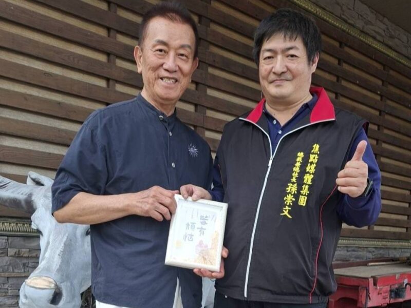 圖文：榮譽總裁林志強贈送紀念品給總社長孫崇文。