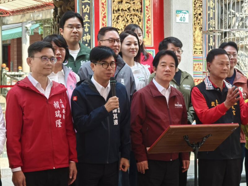 陳其邁陪同總統賴清德前往岡山壽天宮參香發送小紅包
