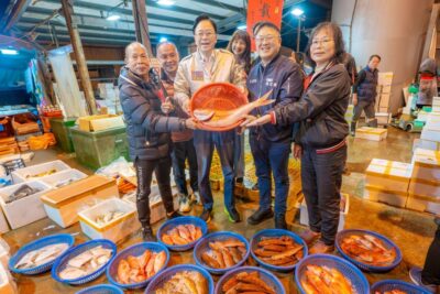 ▲張善政視察桃園魚市場