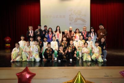 ▲中山國小在靈鷲山桃園區普仁獎頒獎典禮中表演武術，校長蔡淑華上台合影。
