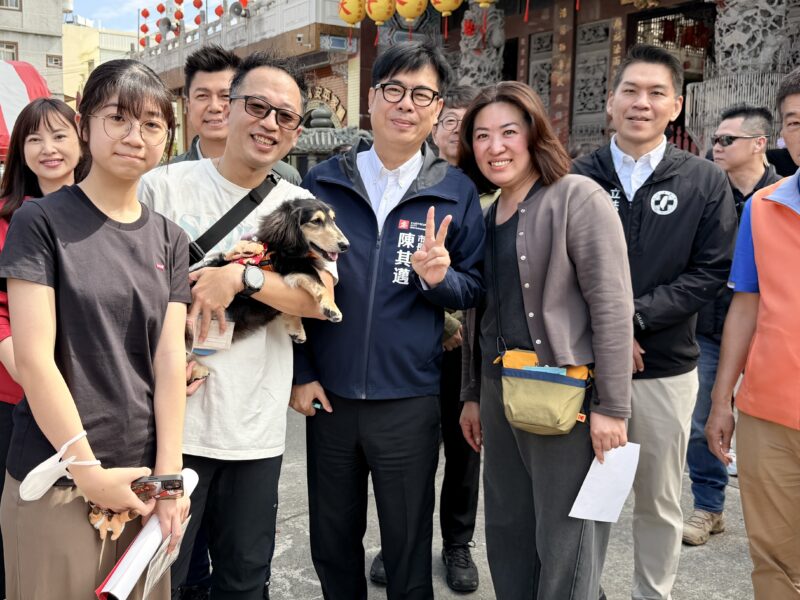 陳其邁小年夜走春參拜8間廟宇  發送開運紅包與民眾同慶新春