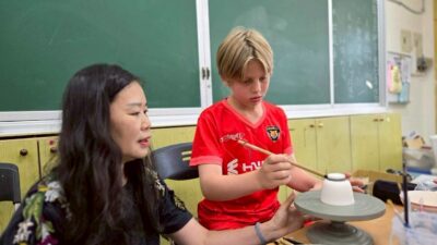 青花瓷藝術家林小惠老師指導學生