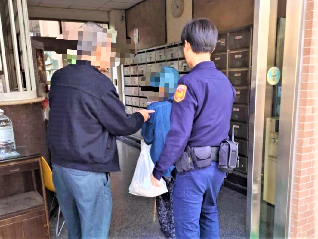迷途徘徊街頭　竹園警護送失智老婦平安返家
