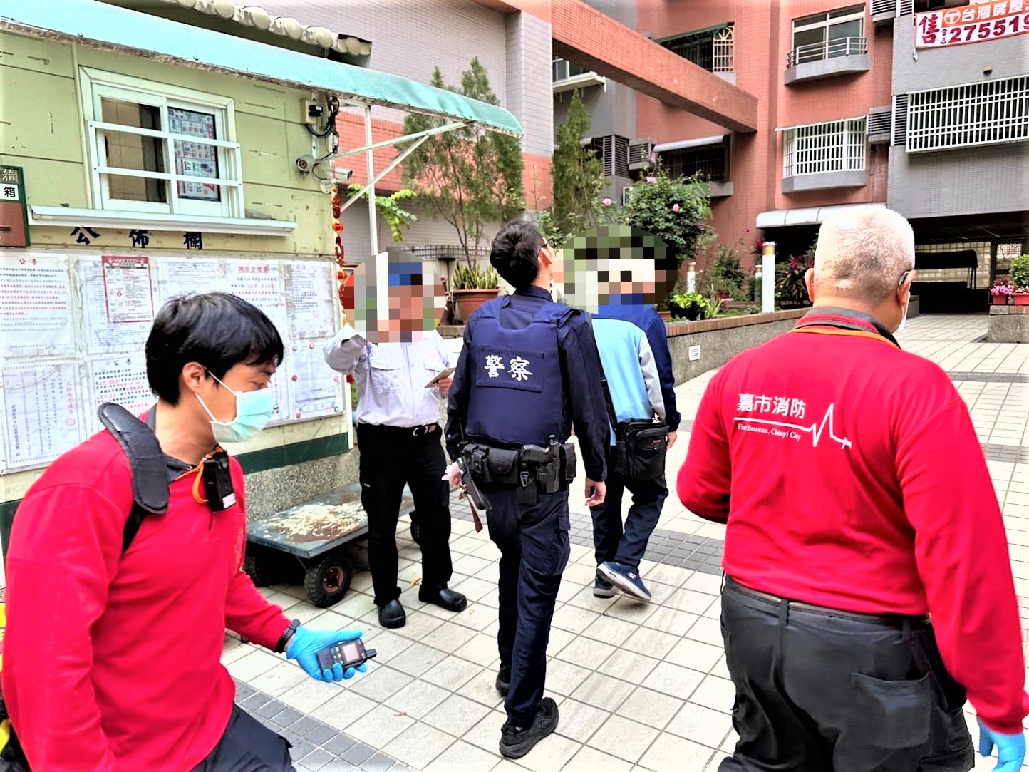 鑰匙誤丟垃圾車　八掌警破門搶救獨困屋中老婦