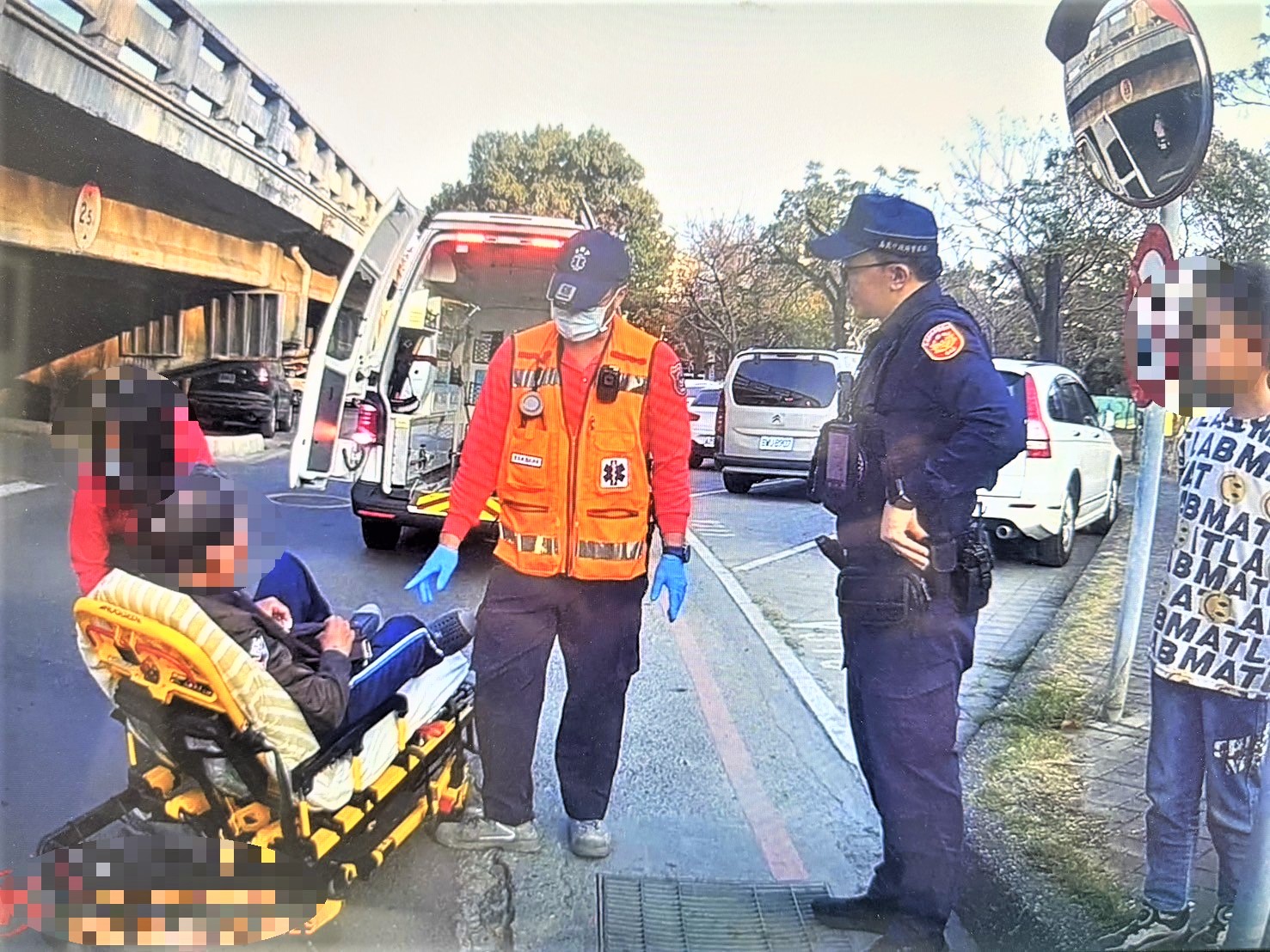 運動突感不適　北鎮警暖心協助就醫