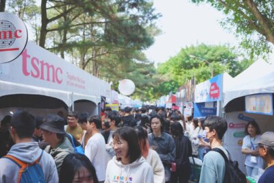 ▲2026中央大學企業博覽會盛大登場，一整天人潮絡繹不絕，熱鬧非凡。