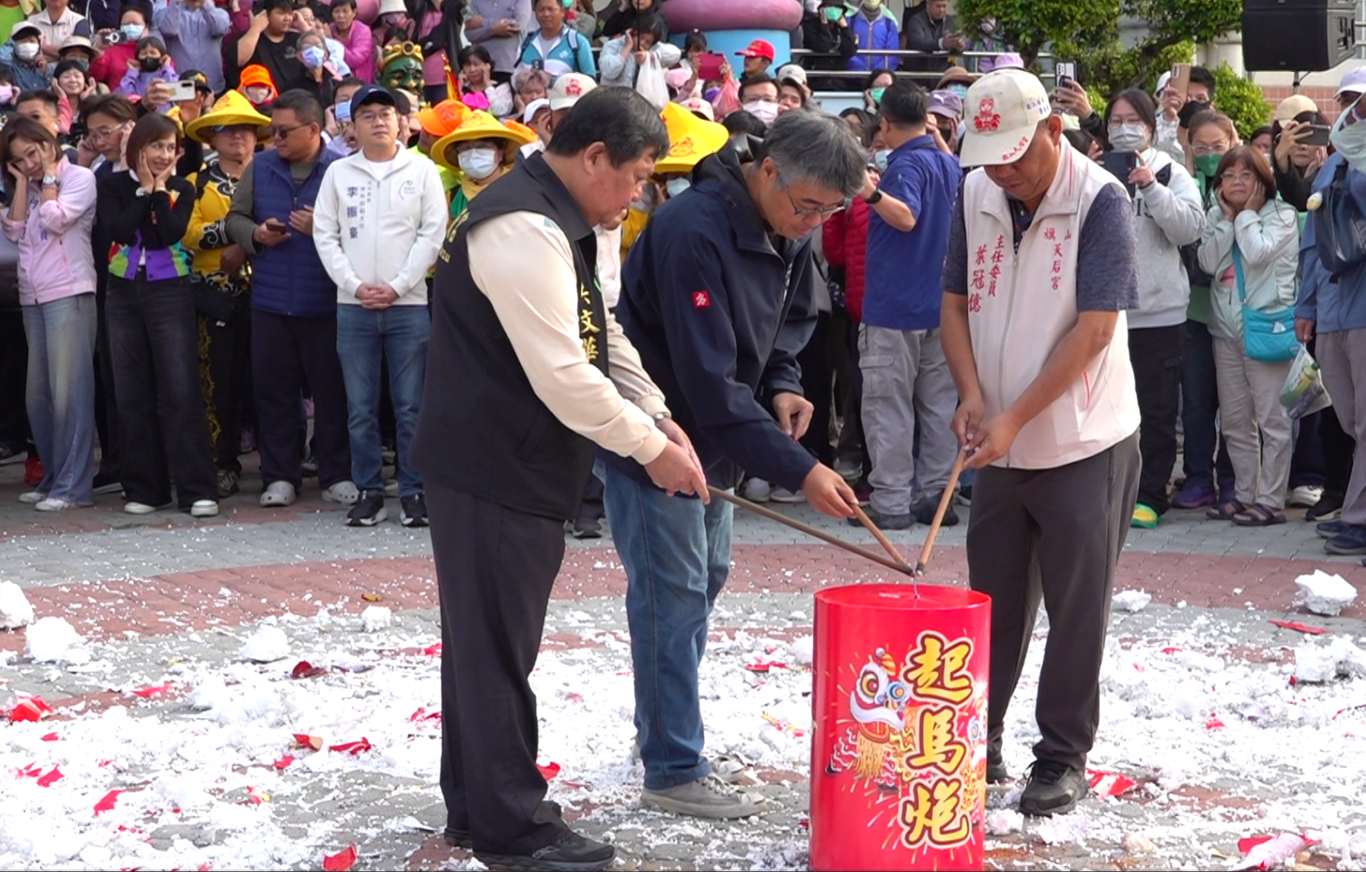 旗山天后宮雙媽會巡禮  副市長李懷仁點燃起駕炮場面熱烈