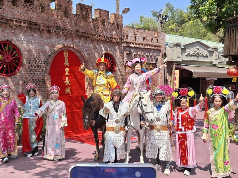圖文：乾隆皇騎白馬巡遊臺灣萬里長城 焦點時報總社長孫崇文親臨採訪吸睛文化景觀。