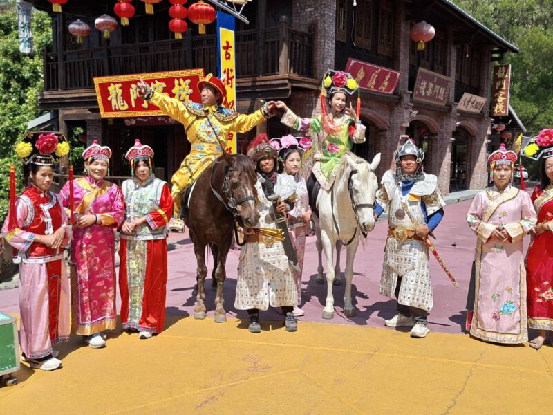 圖文：乾隆皇騎白馬巡遊臺灣萬里長城 焦點時報總社長孫崇文親臨採訪吸睛文化景觀。
