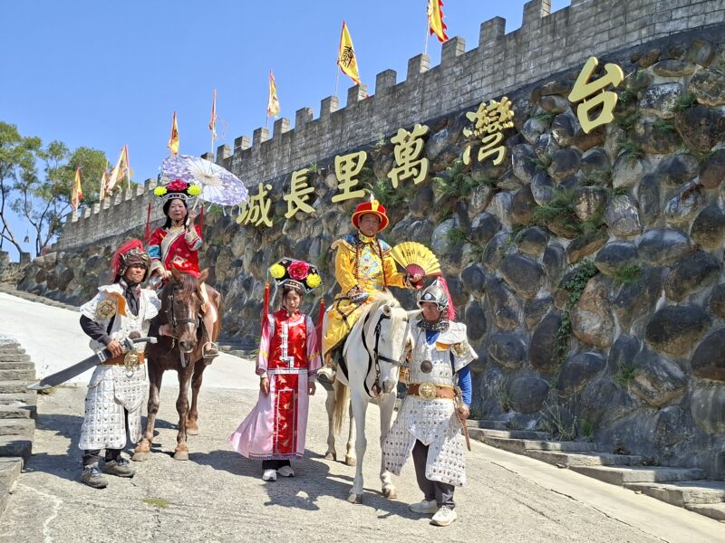 圖文：乾隆皇騎白馬巡遊臺灣萬里長城 焦點時報總社長孫崇文親臨採訪吸睛文化景觀。