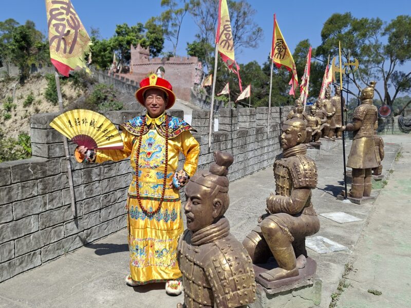 圖文：乾隆皇騎白馬巡遊臺灣萬里長城 焦點時報總社長孫崇文親臨採訪吸睛文化景觀。