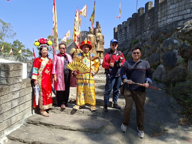 圖文：乾隆皇騎白馬巡遊臺灣萬里長城 焦點時報總社長孫崇文親臨採訪吸睛文化景觀。
