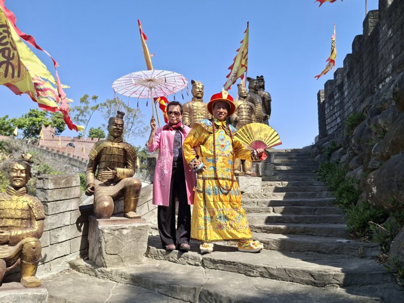 圖文：乾隆皇騎白馬巡遊臺灣萬里長城 焦點時報總社長孫崇文親臨採訪吸睛文化景觀。
