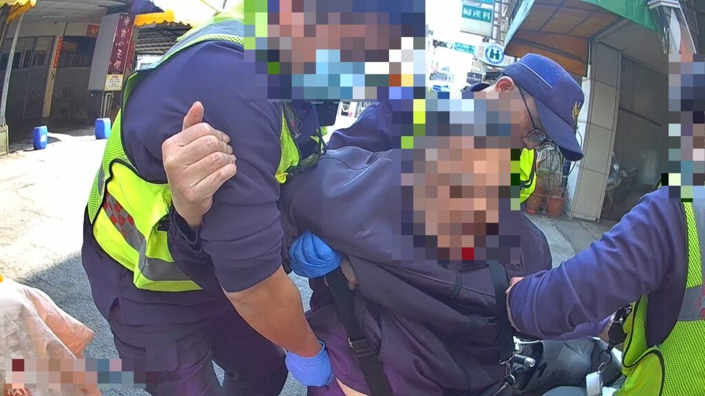 警員陳鴻霆及林威志執行巡邏勤務發現後立即介入協助葉男。（圖/謝榮浤翻攝）