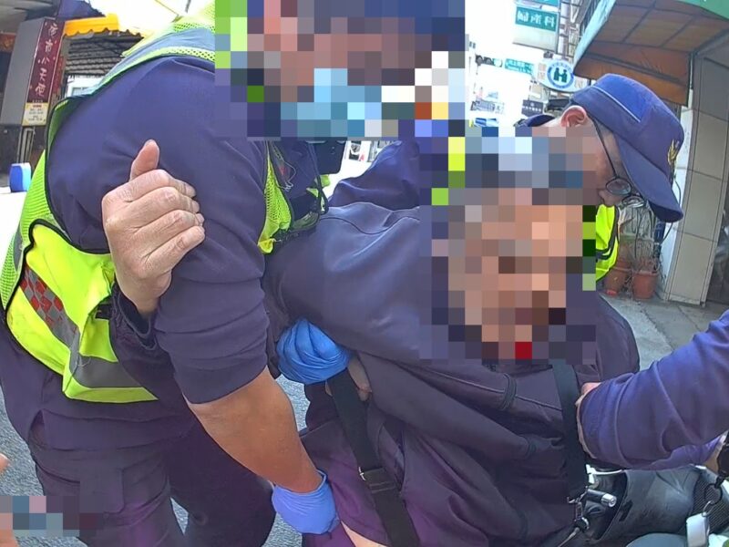 警員陳鴻霆及林威志執行巡邏勤務發現後立即介入協助葉男。（圖/謝榮浤翻攝）