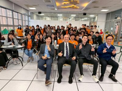 葛沛迪上校在演講中，讓學生對國際政治與區域安全有更清晰的理解。（圖/廖偉翔服務處提供）