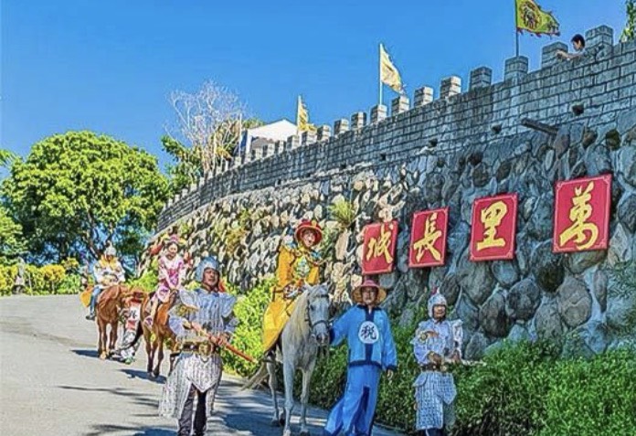 圖文：乾隆皇騎白馬登臺灣萬里長城  白河木棉花季最吸睛。