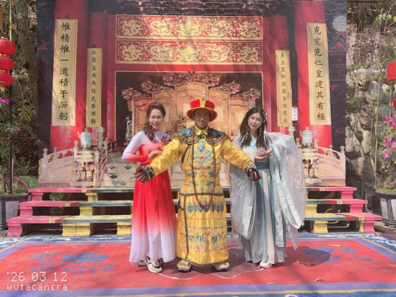 圖文：乾隆皇騎白馬巡遊臺灣萬里長城 焦點時報總社長孫崇文親臨採訪吸睛文化景觀。