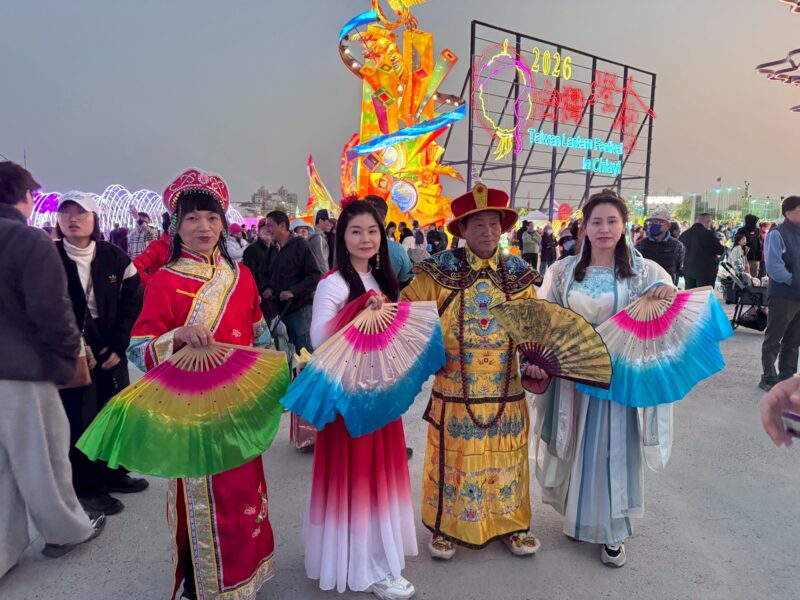 圖文:皇帝御駕親征帶動臺灣觀光產業木棉道、蜀葵花、嘉義燈會、國際蘭花展。