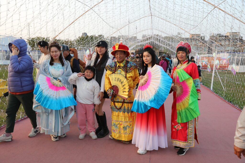 圖文：皇帝御駕親征帶動臺灣觀光產業木棉道、蜀葵花、嘉義燈會、國際蘭花展。