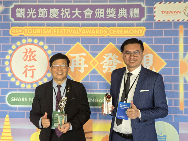 圖文：劍湖山世界蟬聯觀光署特優等標竿 總經理曾慶欑榮獲台灣觀光金獎。