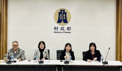 ▲左1-吳組長世彬、左2-楊組長倩宜、右2-李局長雅晶、右1-黃組長淑貞。（圖：北區國稅局提供）