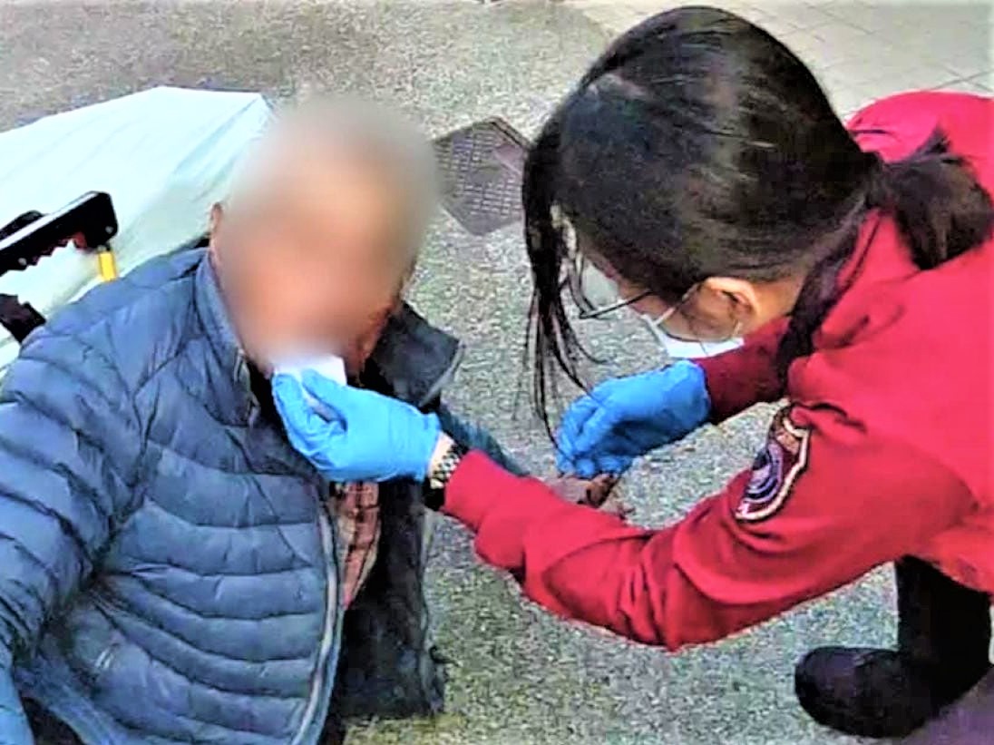老翁暈眩倒地  新南警及時協助送醫