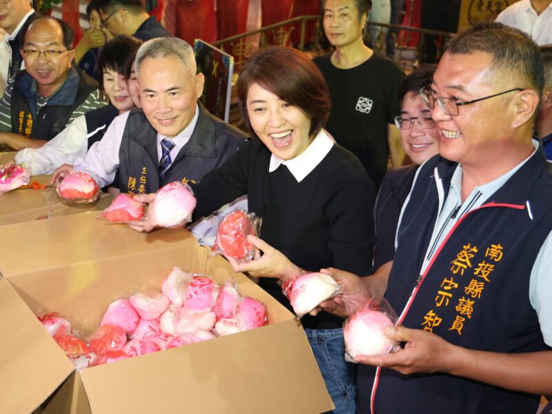 萬人朝聖松柏嶺受天宮   縣長許淑華率眾祈福