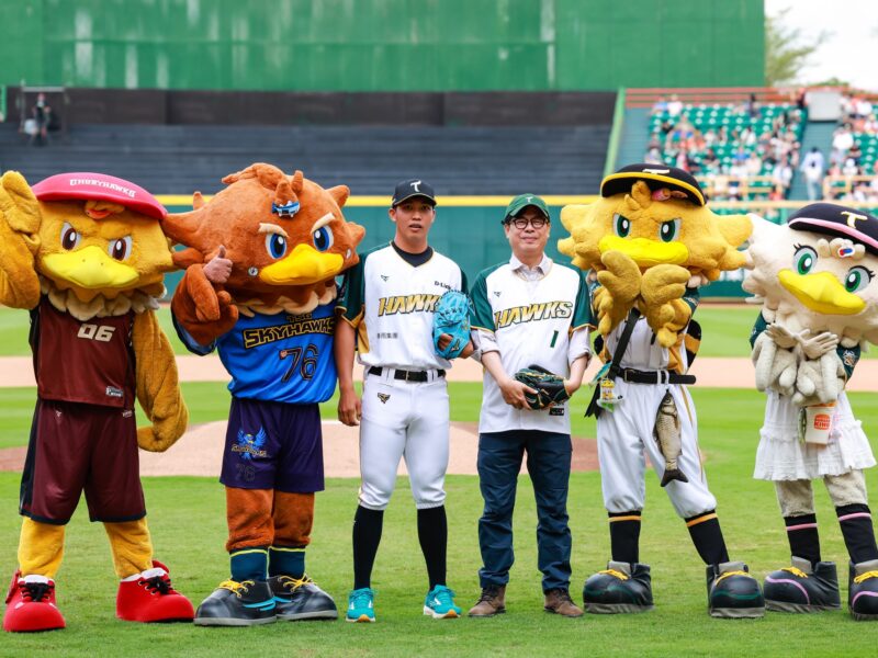 台鋼雄鷹開幕戰湧入1.6萬人 陳其邁開球力挺高雄職棒熱潮再起