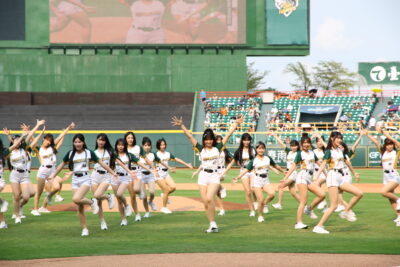圖/台鋼雄鷹2026以「做伙拚」為年度口號，Wing Stars女孩以「鷹雄做伙拚」熱舞開場，點燃全場氣氛，展現滿滿應援氣勢。