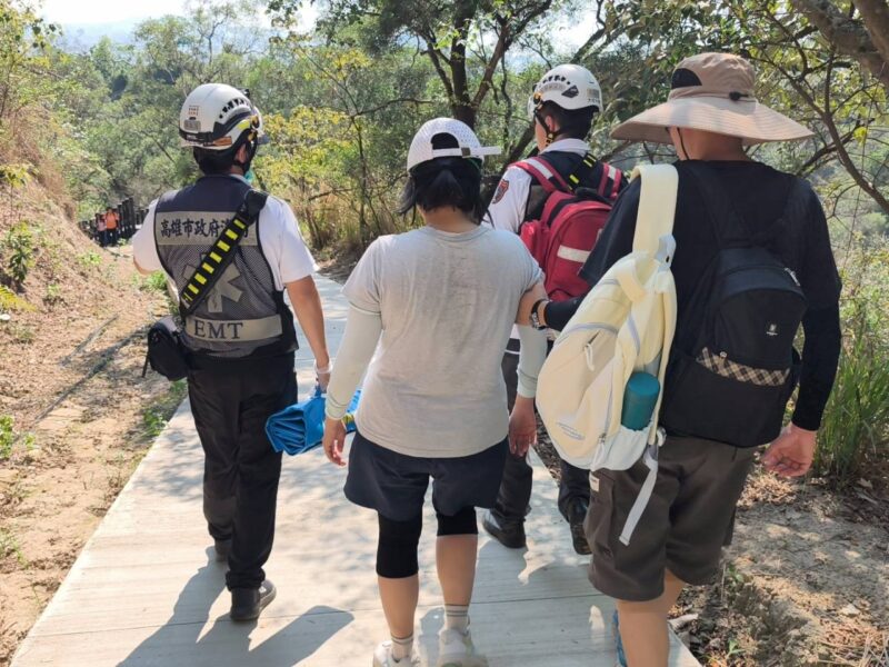 觀音山登山客突不適 消防即刻救援化險為夷