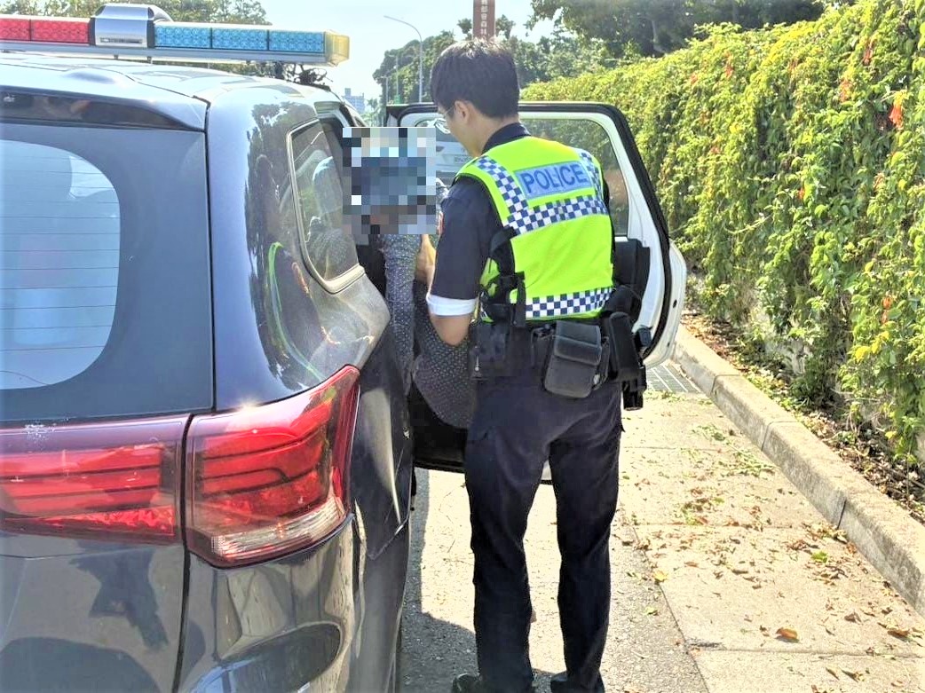 巡邏遇體力不支長者　公園警溫情接送助安全返家