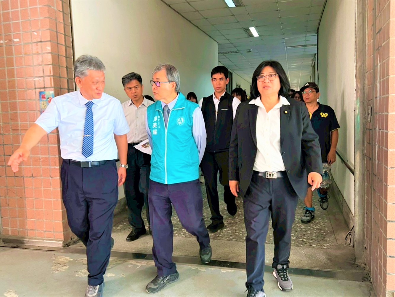 教育部長赴嘉市學校考察　王美惠協助學校爭取改善經費